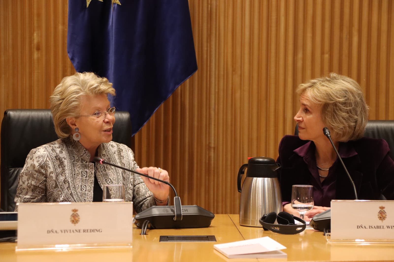 La excomisiaria europea Vivian Reding, impulsora de la normativa de cuotas, con Isabel Winkels en la XI Cumbre de Mujeres Juristas del ICAM