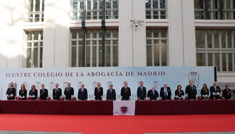 El ICAM premia la trayectoria de 400 profesionales de la abogacía y reconoce la contribución de la Policía Nacional, la UCM y María Emilia Casas al Estado de Derecho y el ejercicio de la profesión