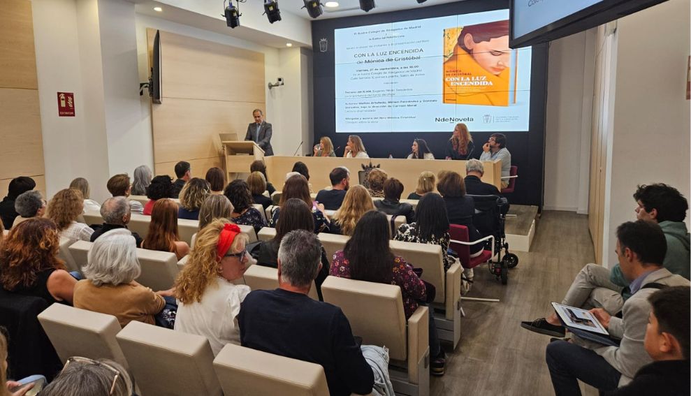 La colegiada Mónica De Cristóbal refleja la realidad del Turno de Oficio en su novela “Con la luz encendida”, presentada en el ICAM