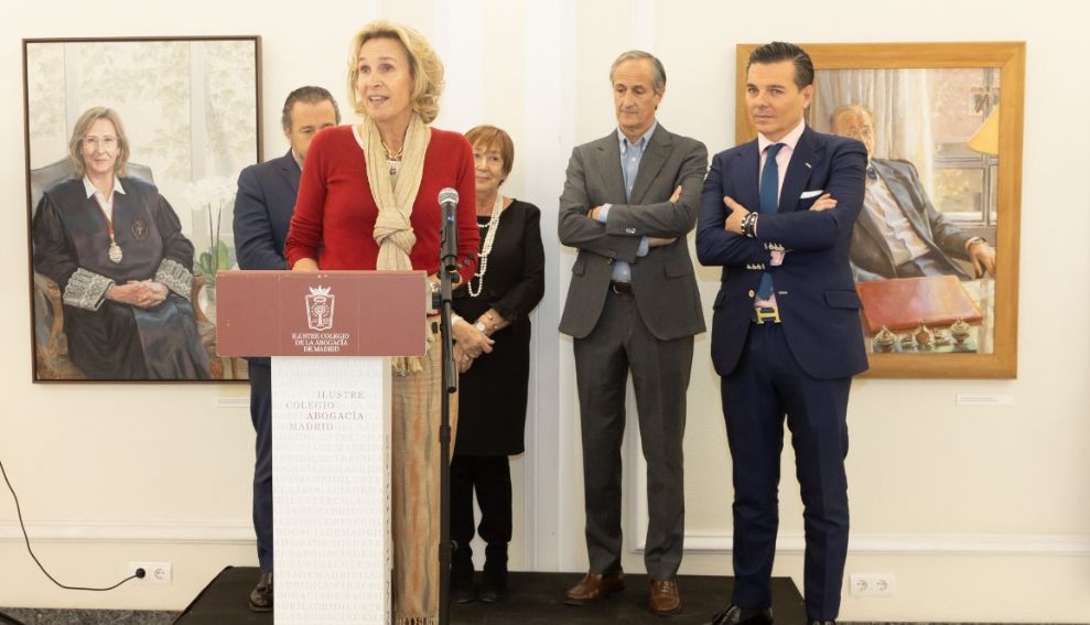 Isabel Winkels recalca la importancia del legado del humorista Antonio Mingote en el acto de clausura de la exposición “Mingote y la Justicia”