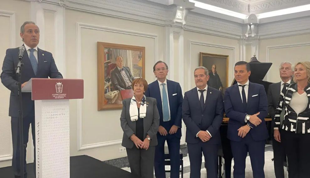 Éxito de asistencia en la inauguración de la exposición “Mingote y la Justicia”, un viaje satírico por el sistema judicial a través de 80 viñetas originales del dibujante