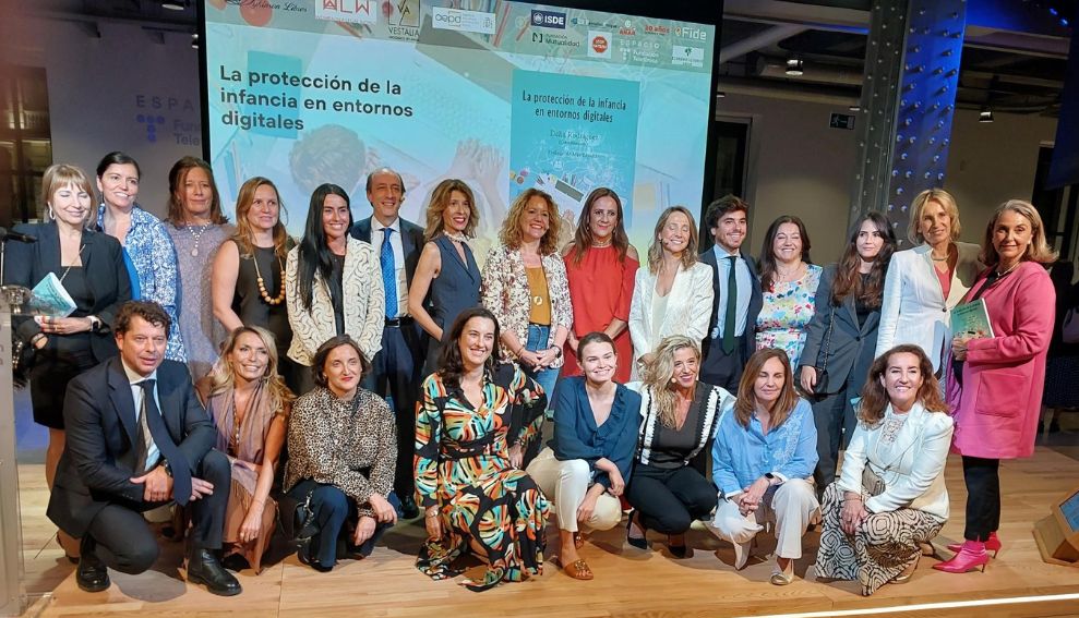 La Vicedecana del ICAM participa en la obra colectiva “La protección de la infancia en entornos digitales”, un manual multidisciplinar para proteger a los menores en el entorno digital