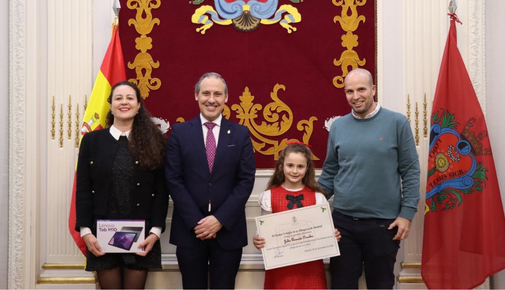 El Decano del ICAM entrega los premios a los niños ganadores del XV Concurso Infantil de Tarjetas Navideñas del Colegio