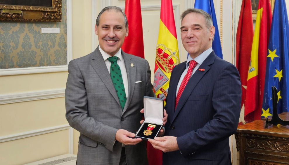 El Decano felicita al colegiado Guillermo Alcántara, reconocido con la Medalla al Mérito de la Protección Civil por su labor en las inundaciones de Valencia