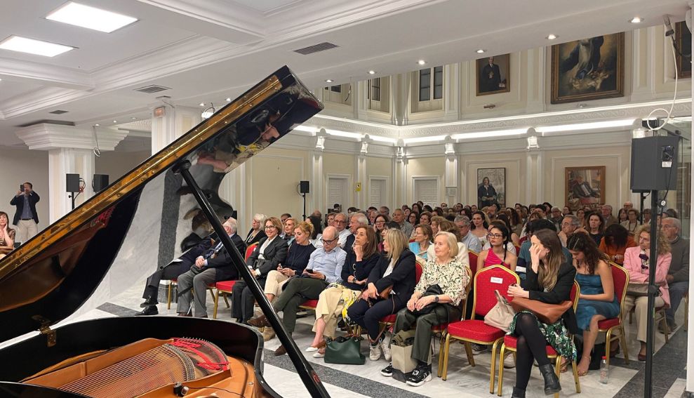 Cerca de 200 personas llenan el Patio del ICAM en la celebración de La Noche de los Libros