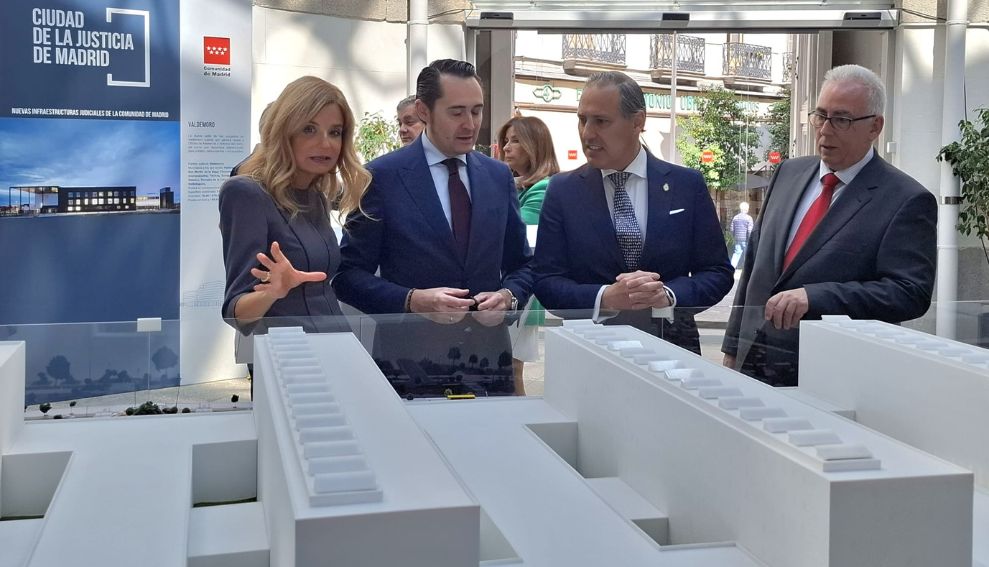 El Decano Eugenio Ribón y el Diputado Juan Manuel Mayllo visitan la maqueta de la futura Ciudad de la Justicia de Madrid