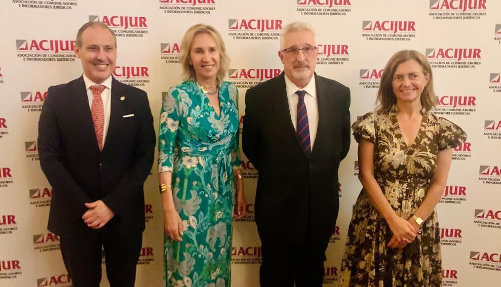 El Decano Eugenio Ribón, la Vicedecana Isabel Winkels y la Diputada Roberta Poza asisten a la entrega de los XIV Premios Puñetas de ACIJUR