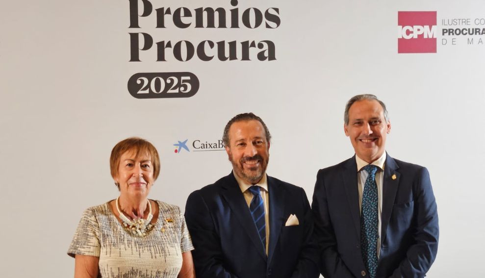 El Decano del ICAM, Eugenio Ribón, y la Tesorera, Lola Fernández, asisten a la ceremonia de los Premios Procura 2025