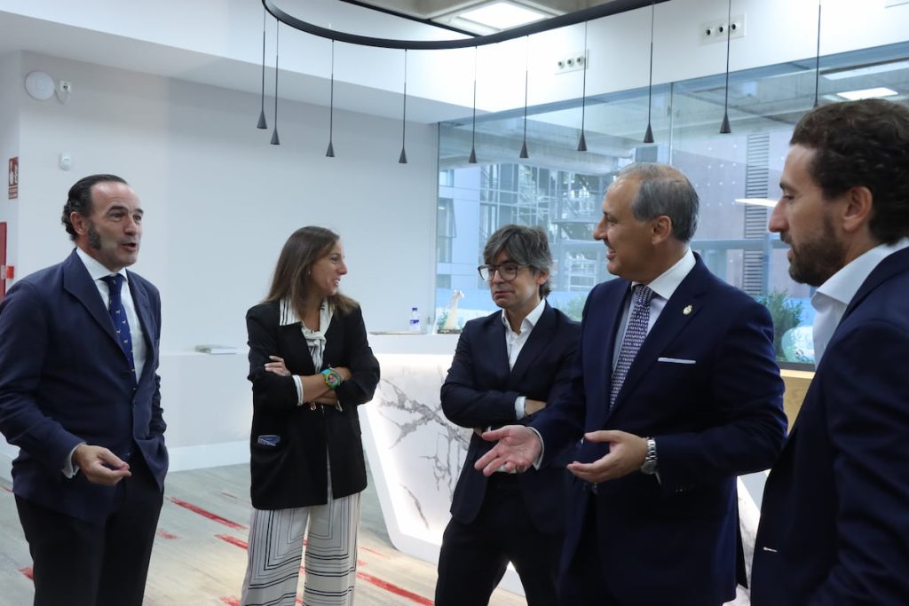 El Decano del ICAM, Eugenio Ribón, visita a la abogacía de Madrid para escuchar sus inquietudes antes de la apertura del año judicial