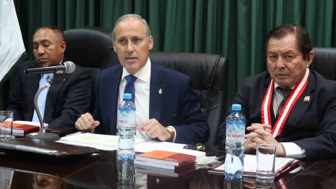 El Decano Eugenio Ribón analiza en Lima los retos de la inteligencia artificial para el Estado de Derecho