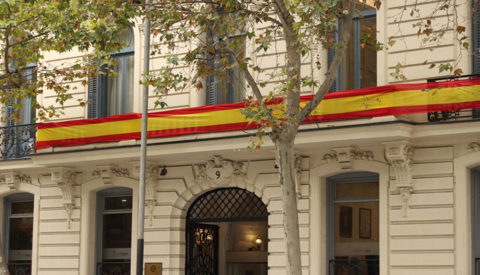 El ICAM se une a las celebraciones nacionales del Día de la Hispanidad y ondea la bandera de España en su sede