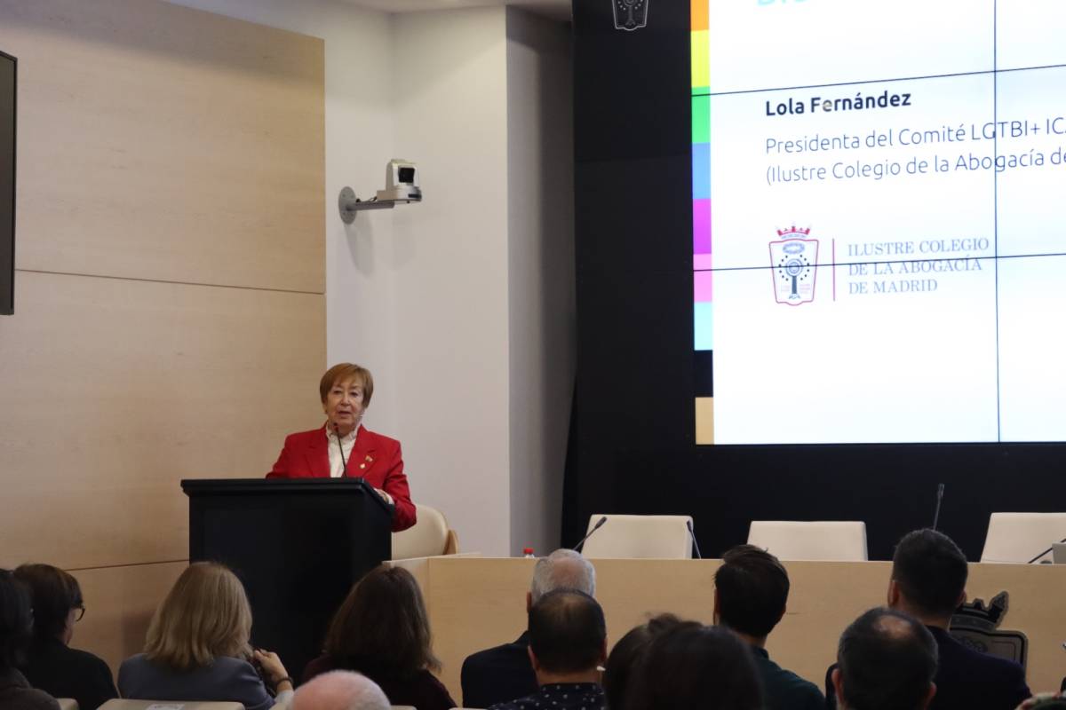 La presidenta del Comité LGTBIQ+ del ICAM, Lola Fernández, inaugura el acto de presentación de la estrategia de empleabilidad LGBTIQ+ y cumplimiento normativo de REDI y myGwork