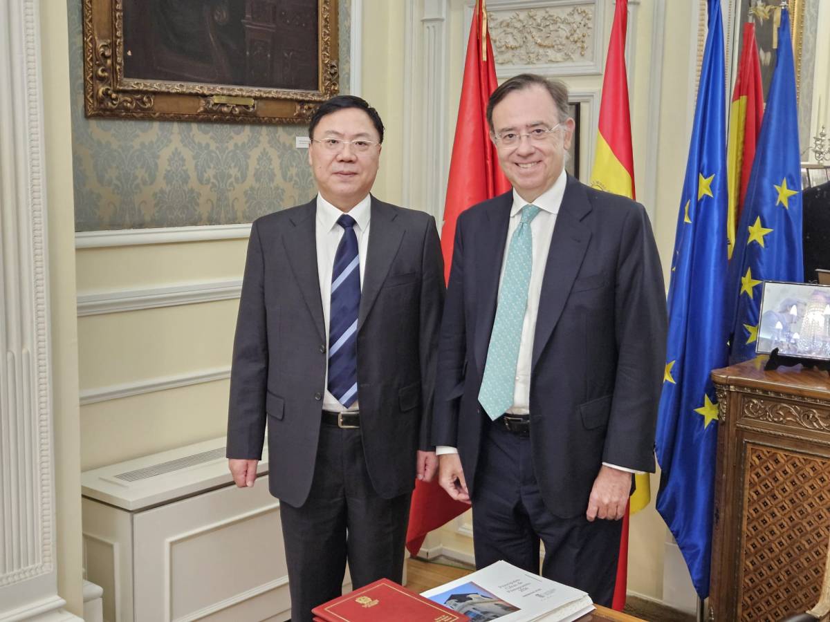 El Secretario de la Junta de Gobierno del ICAM, José Ignacio Monedero, recibe en la sede colegial a una delegación de abogados de Shanghái