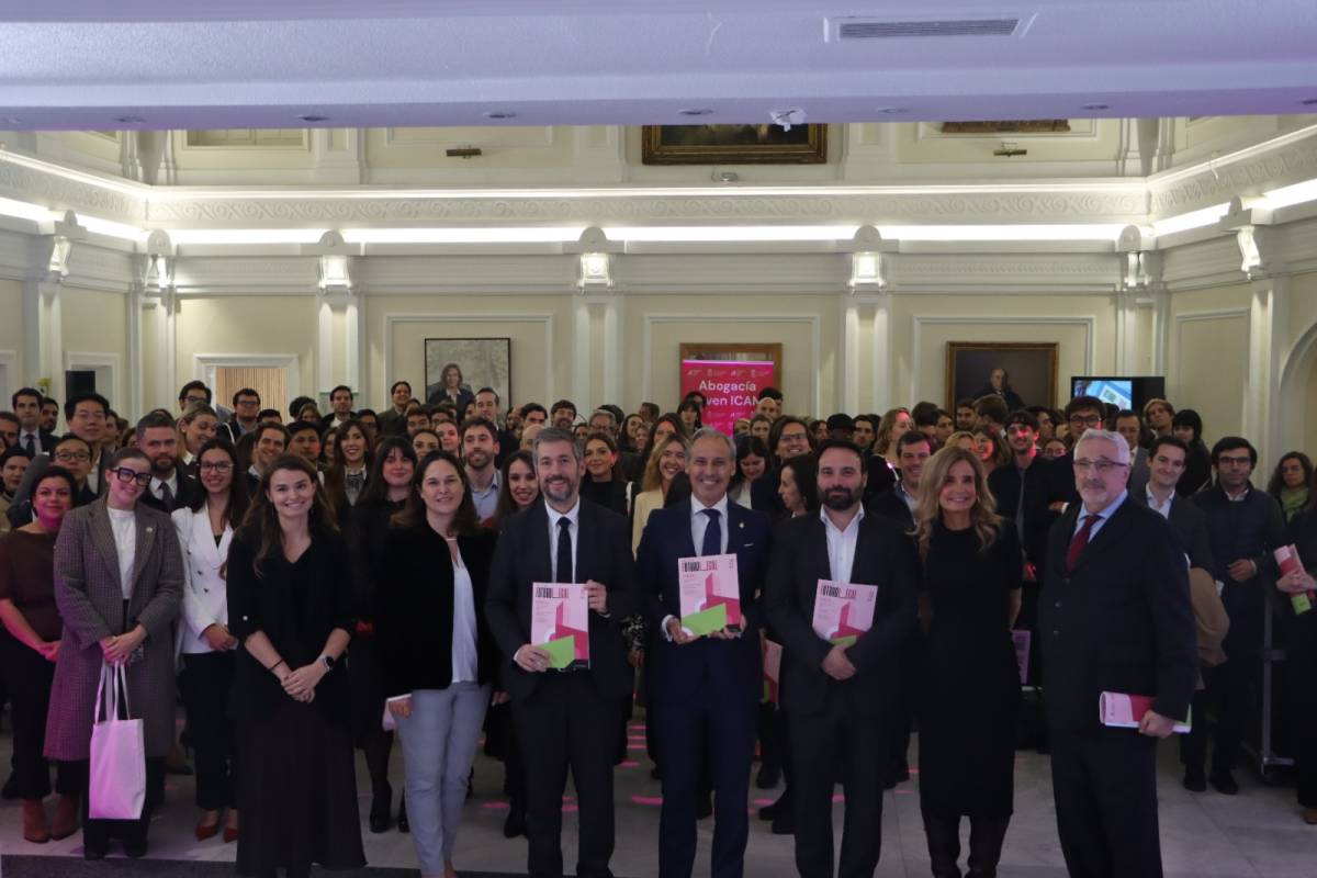 La abogacía joven se reúne en la sede del ICAM para celebrar el lanzamiento del nuevo medio jurídico “Futuro Legal”