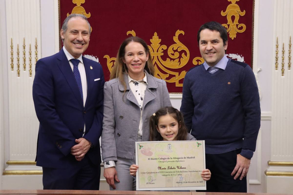 El Decano del ICAM entrega los premios del Concurso Infantil de Tarjetas Navideñas a sus ganadores