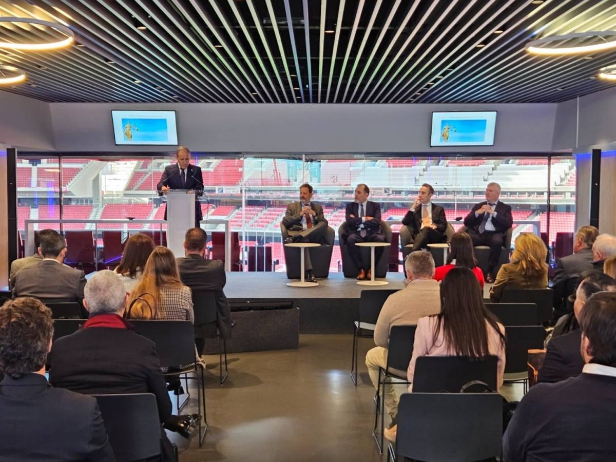 El Decano Eugenio Ribón inaugura las primeras Jornadas Internacionales de Derecho y Fútbol en el Estadio Metropolitano