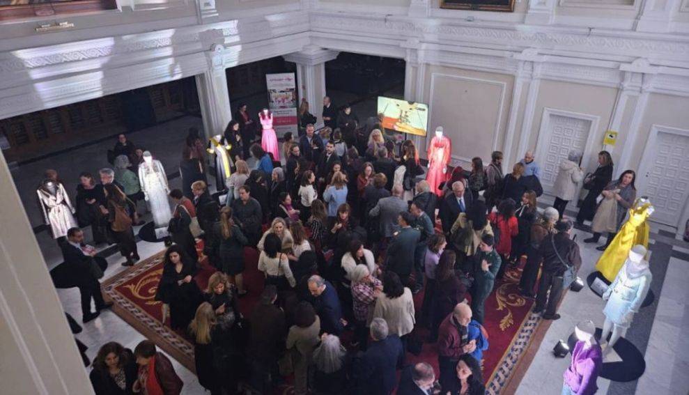 ‘Puntadas de Dignidad’: El ICAM acoge la exposición de APRAMP que visibiliza la voz de las supervivientes de trata y explotación