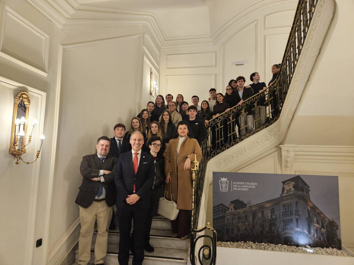 Alumnos de la Universidad Cardenal Cisneros son recibidos por el Decano del ICAM para conocer de cerca la profesión y la colegiación