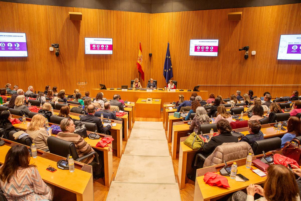 Los medios de comunicación se hacen eco del debate sobre igualdad e inteligencia artificial en la XIII Cumbre de Mujeres Juristas del ICAM