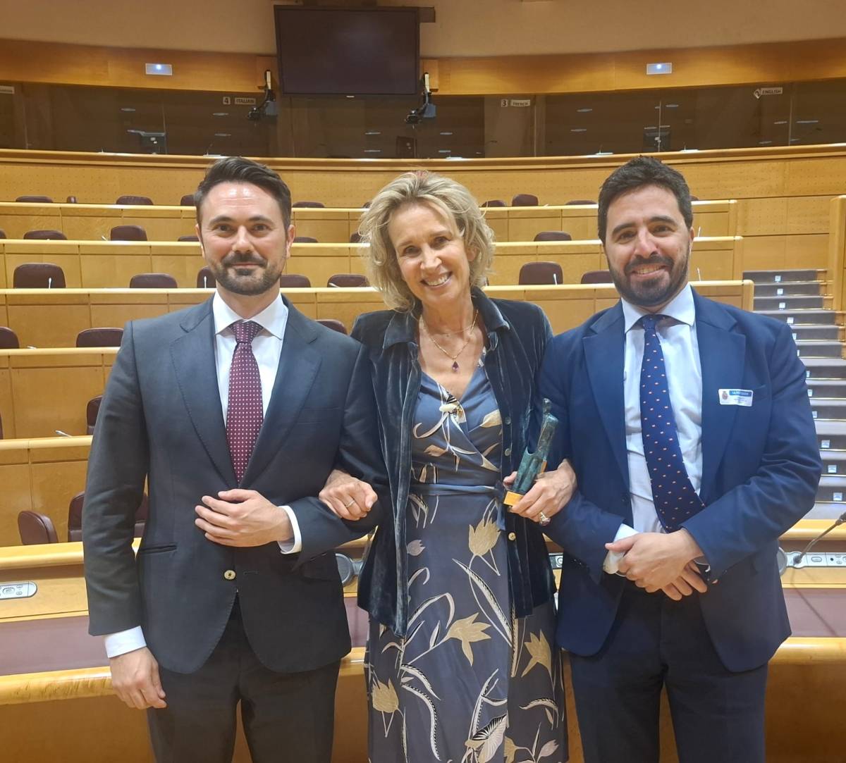 La Vicedecana del ICAM, Isabel Winkels, recibe un reconocimiento de PROLAJ en el Senado por su trayectoria e impulso al liderazgo femenino en la Justicia