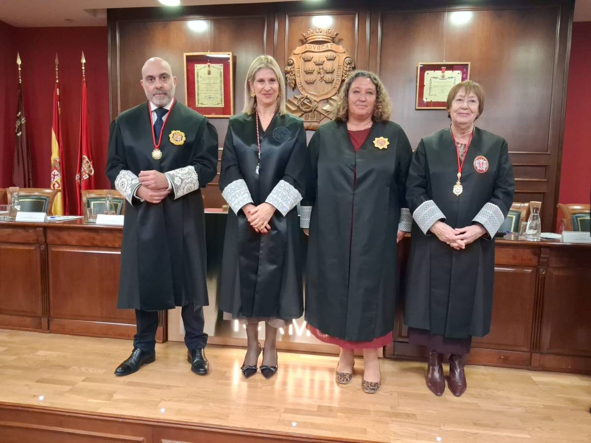 La Tesorera Lola Fernández representa al ICAM en el acto colegial de jura y homenaje a la abogacía del Colegio de Murcia