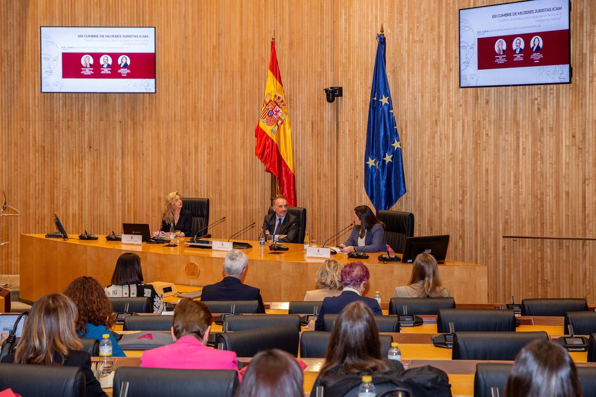 Del anonimato en Internet a los sesgos algorítmicos: los retos jurídicos de la Inteligencia Artificial, a debate en la Cumbre de Mujeres Juristas del ICAM