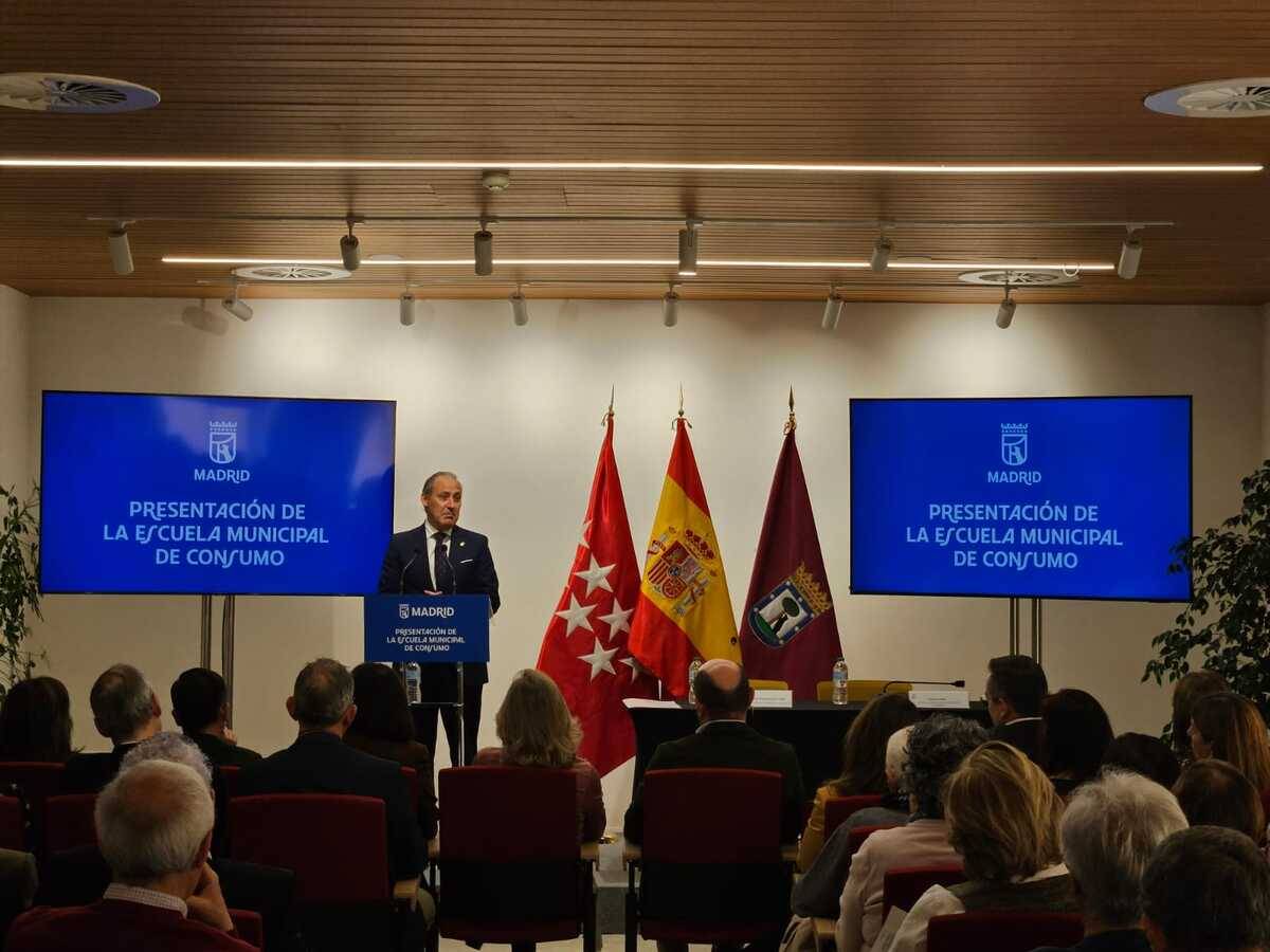 Eugenio Ribón reivindica la educación jurídica como clave para proteger a los consumidores durante la presentación de la Escuela Municipal de Consumo