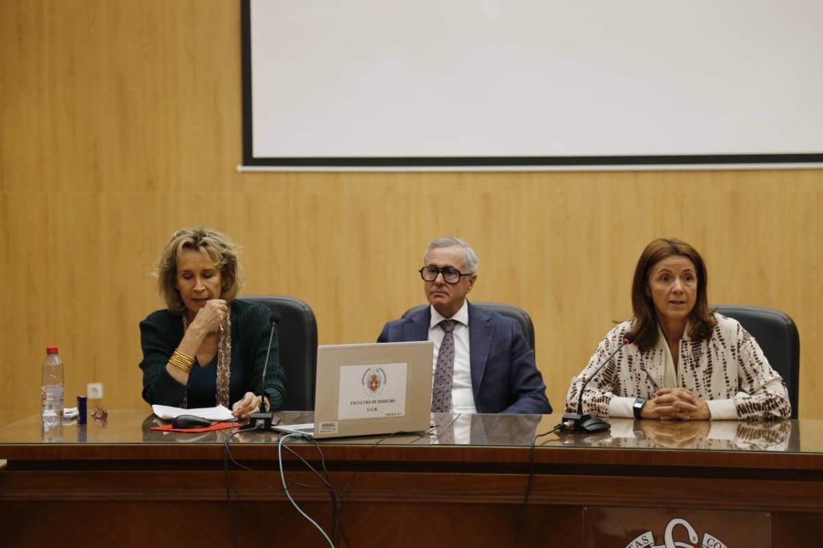 Isabel Winkels imparte en una conferencia sobre Derecho de Familia e Igualdad en la Universidad Complutense de Madrid