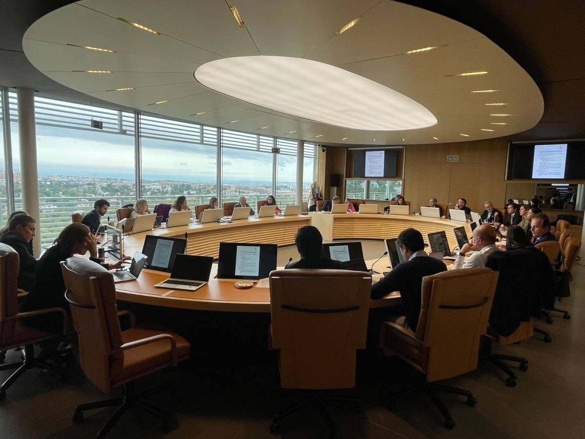 Los alumnos del Programa Executive ICAM Consejeros de Gobierno Corporativo celebran una sesión práctica en la Sala de Consejo de Banco Santander