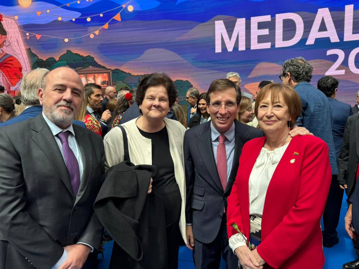 La Tesorera del ICAM, Lola Fernández, asiste al acto de entrega de las Medallas de Honor y Medallas de Madrid 2026 con motivo de la festividad de San Isidro