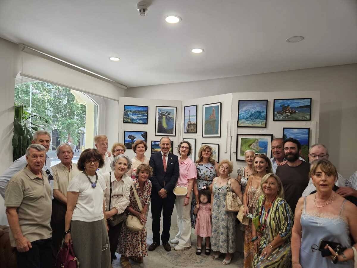 El Decano del ICAM acompaña al Club Sénior en la inauguración de su exposición de pinturas marinas