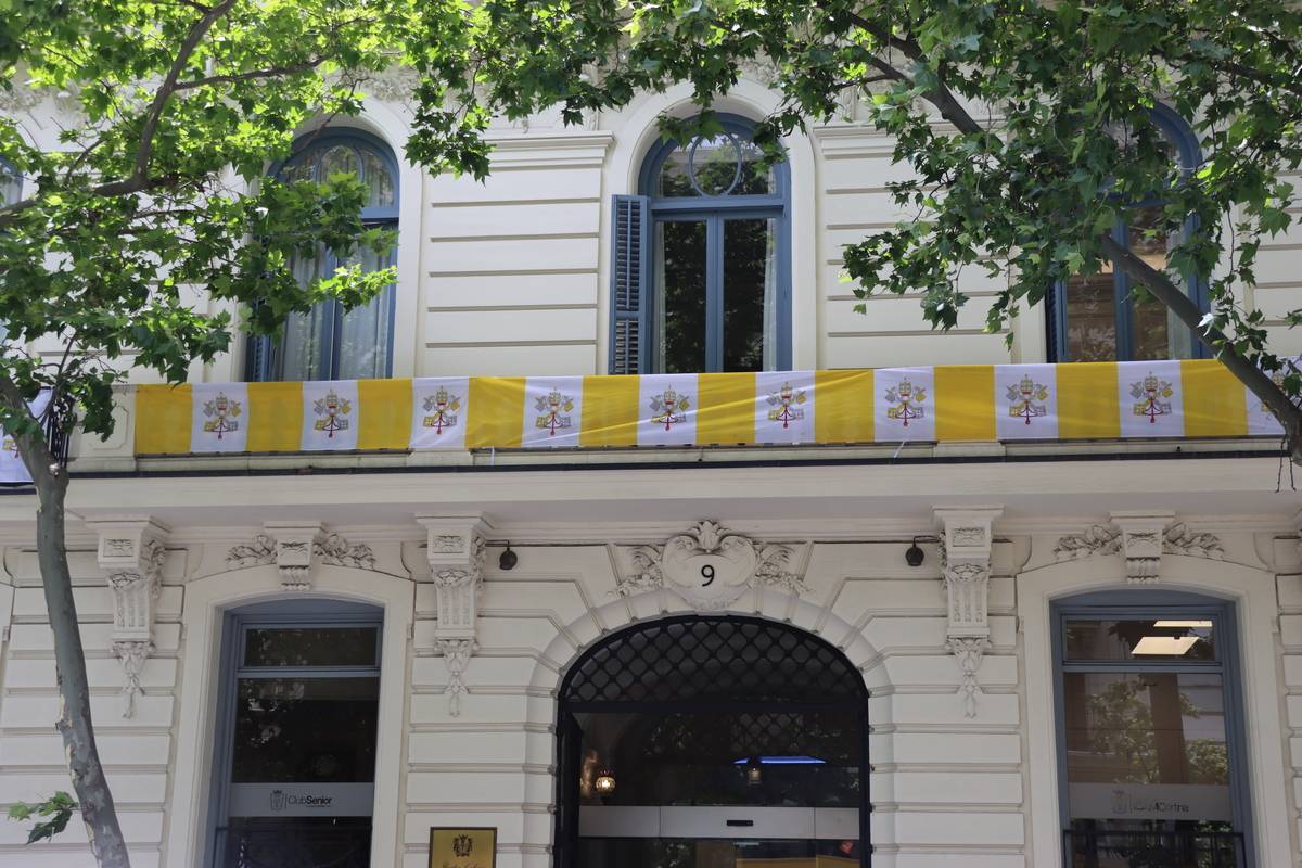 El ICAM se engalana con banderas del Vaticano con motivo de la histórica visita del Papa a Madrid