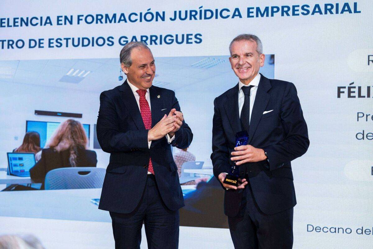 El Decano Eugenio Ribón entrega al Presidente del Centro de Estudios Garrigues el Premio Merca2 por su contribución a la formación jurídica empresarial