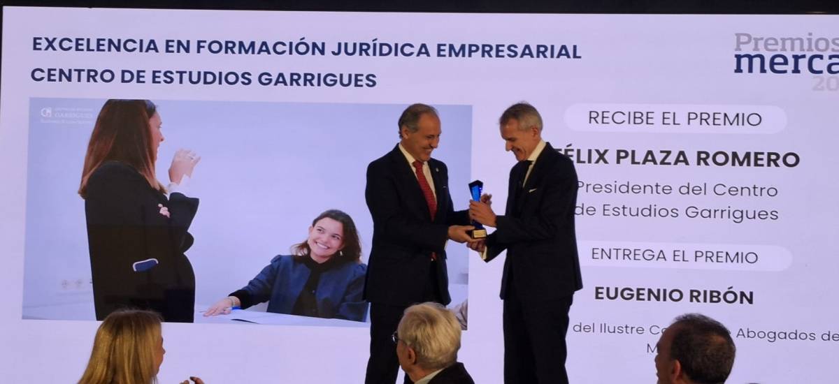 El Decano Eugenio Ribón entrega al Presidente del Centro de Estudios Garrigues el Premio Merca2 por su contribución a la formación jurídica empresarial