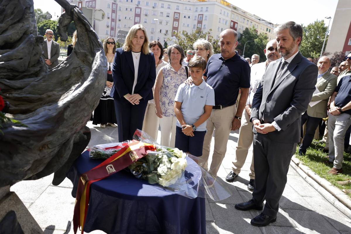 La tesorera del ICAM, Lola Fernández, asiste al homenaje a las víctimas del atentado de ETA en la Plaza de la República Dominicana
