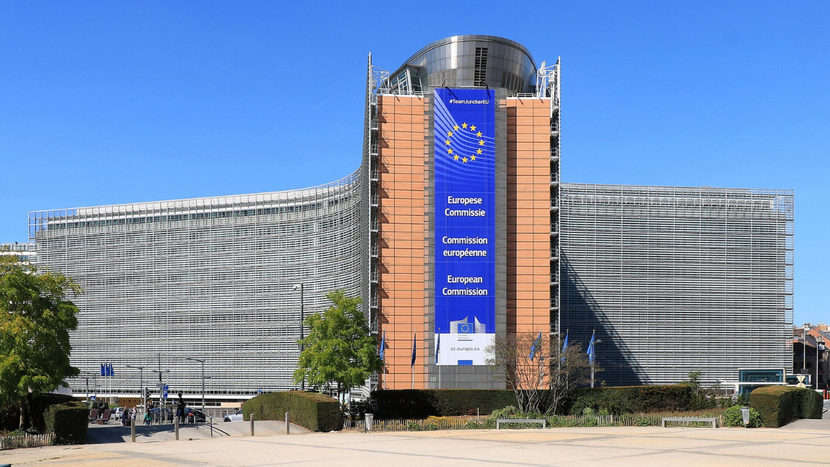 La Comisión Europea actualiza el marco de supervisión y enforcement del AI Act