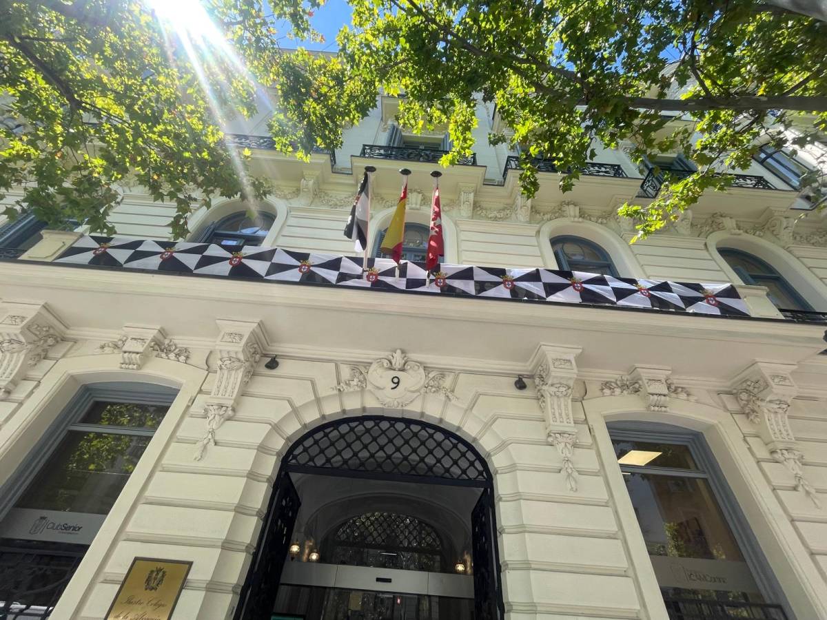La bandera de Ceuta ondea en la fachada del ICAM con motivo del Día Oficial de la ciudad