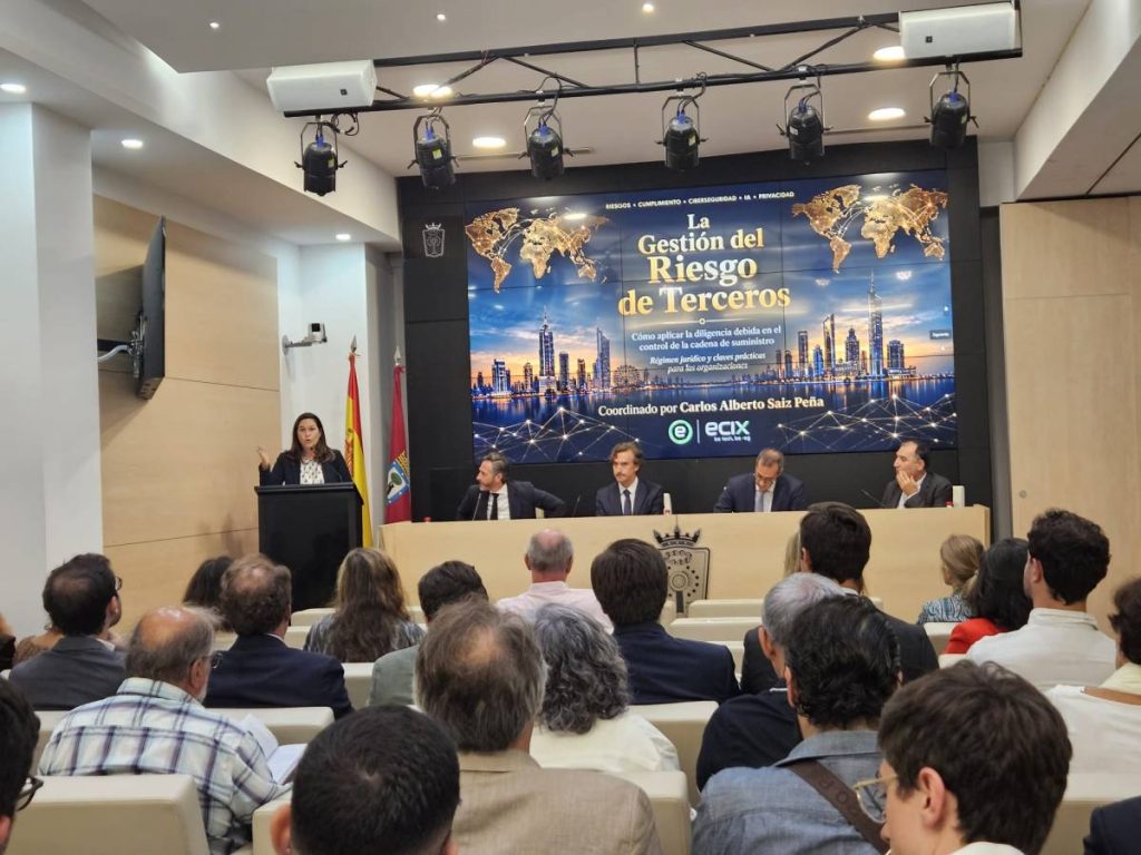 Mabel Klimt destaca el papel de la abogacía en la gestión de los riesgos de terceros durante la presentación de la obra de Carlos Alberto Saiz en el ICAM