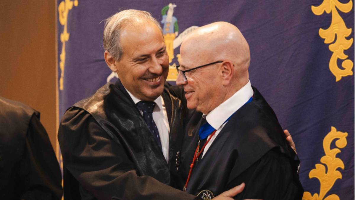 Eugenio Ribón recibe del Decano de Melilla, Blas de Imbroda, una reproducción de la llave de oro de la ciudad como reconocimiento a su compromiso con Melilla