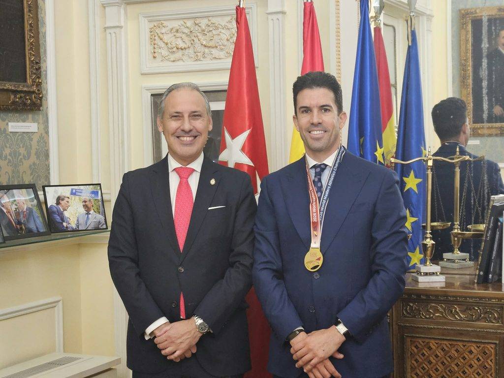 El Decano celebra el oro mundial del colegiado Isaac Carmona Hurtado, campeón del mundo de atletismo máster