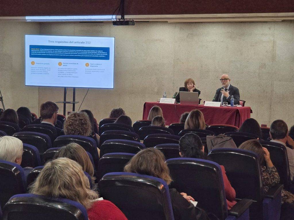 Lola Fernández modera una ponencia sobre la protección patrimonial de las personas dependientes en las X Jornadas de Derecho de Familia de la Abogacía Galega